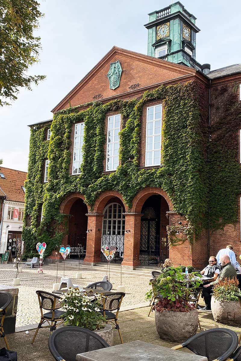 bygning med blade paa