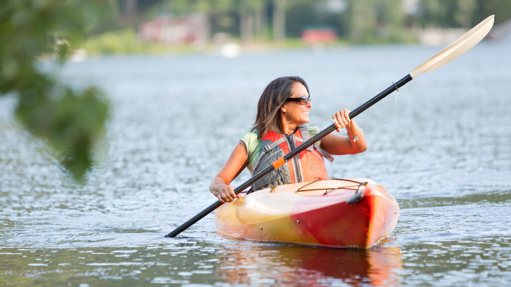 Kvindelig kajakker på Kolding å