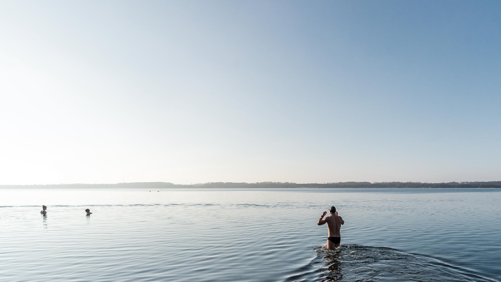 Mand går ud i søen
